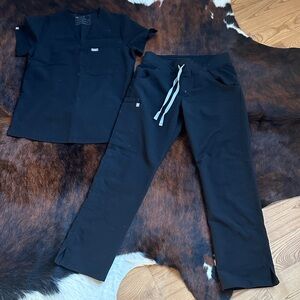 Figs Black Scrub set